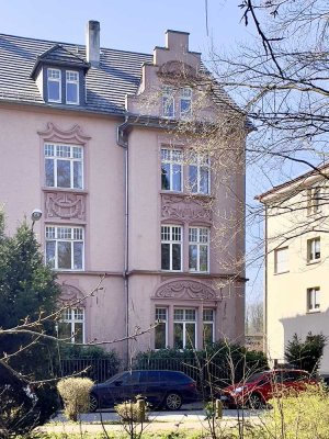 Westend: Luxuriöse 5-Zimmer-Wohnung im Altbau mit Balkon