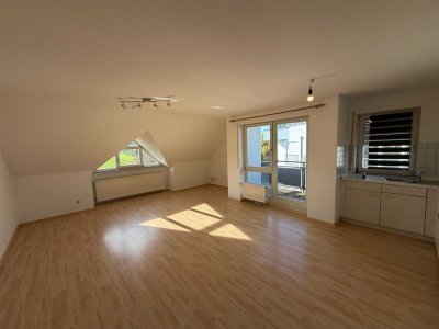 Helle 2-Zimmer-Dachgeschosswohnung mit Balkon, Stellplatz und Kellerraum