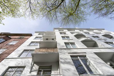 Nahe Mühlenkamp - Über den Dächern von Winterhude: Design Loft-Wohnung mit Galerie + Cabrio-Fenster