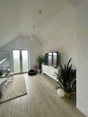 Für 1 Person - Wohnung mit zwei Zimmern sowie Balkon und Einbauküche in Köln
