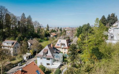 Seltene Gelegenheit!
Stadt & Wald zum Greifen nah - Charmant Wohnen in Freiburgs feinster Hanglage!