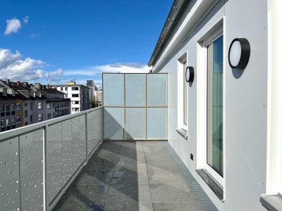 Neu ausgebaute Dachgeschosswohnung mit Aufzug, Dachterrasse & Einbauküche