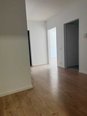 Erstbezug nach Renovierung- wunderschöne helle 3 Zimmer Wohnung mit Balkon und Gartenmitbenutzung