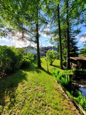 Wohnen im Grünen: Gepflegte DHH mit Einliegerwohnung, Wintergarten & großem Garten mit Teich