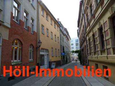 Höll-Immobilien bietet möbliertes Appartement mit Einbauküche in Marktnähe
