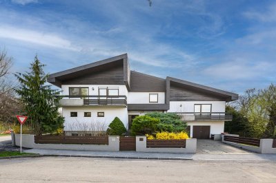 Großzügige Architektenvilla auf weitläufigem Grundstück in Toplage von Wiener Neustadt
