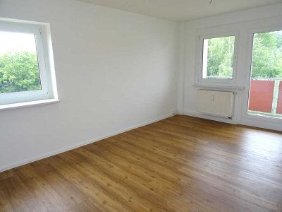 ** mit Balkon ** 3 Zimmer Wohnung in Werdau zu vermieten!