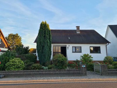 Winden: Gepflegtes Haus mit Garten und Garage