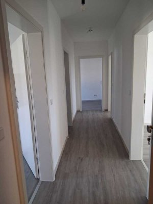 Moderne 3 Zimmer Wohnung mit Badewanne, Balkon und guter Verkehrsanbindung