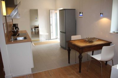 MÖBLIERT wunderschöne, neuwertige 1,5-Zimmer-EG-Wohnung mit geh. Innenausstattung mit EBK