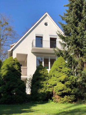 Freistehendes Einfamilienhaus mit Garten in zentraler Lage.