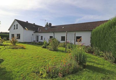 Freistehendes Einfamilienhaus mit großem Grundstück und Garagen in Übach-Palenberg Scherpenseel