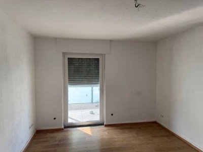 Schöne helle unrenovierte 3 Zimmerwohnung mit Balkon ab sofort verfügbar