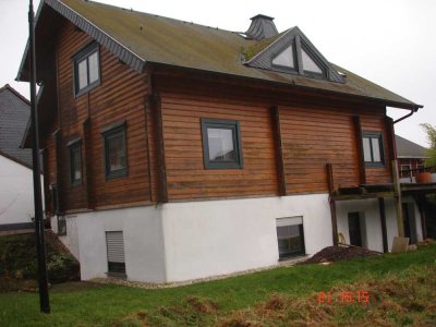 Holzblockhaus mit Carport und Nebengebäude
