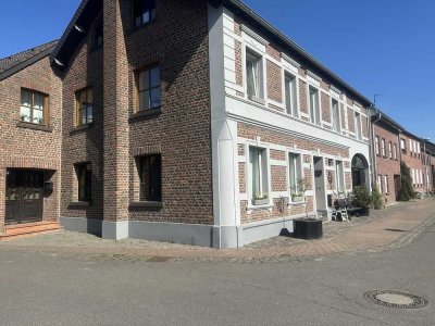 Schöne Maisonette-Wohnung in Reiheneckhaus mit Empore, neu saniert.