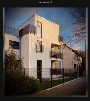 Wohnen auf 2 Ebenen: Maisonette mit Dachterrasse & Balkon