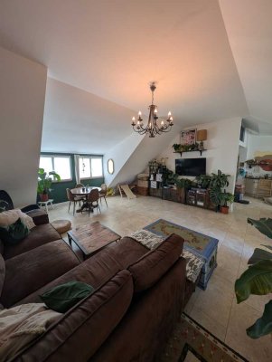 Moderne Dachgeschosswohnung mit Loggia im Herzen von Hattersheim-Eddersheim.