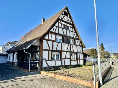Charmantes Fachwerkhaus mit Doppelgarage - sanierungsbedürftig
