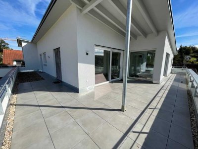 Geschmackvolle, neuwertige 4-Zimmer-Penthouse-Wohnung mit geh. Innenausstattung mit EBK