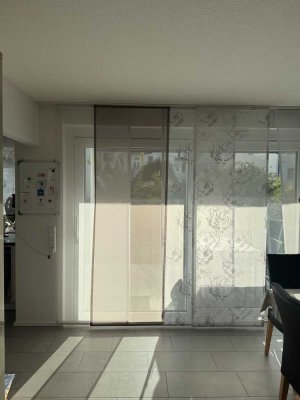 Neuwertige Terrassenwohnung mit dreieinhalb Zimmern sowie Balkon und EBK in Erdmannhausen