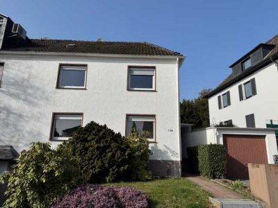 Schöne Doppelhaushälfte mit 2 Garagen in der Solinger-Südstadt