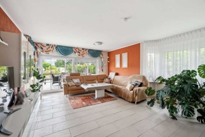 Modernes Ein- bis Zweifamilienhaus mit Doppelgarage und Pool auf großem Grundstück