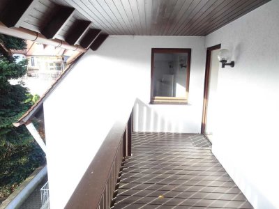 Möblierte ruhige Zwei-Zimmer-Wohnung im DG mit Balkon + Stellplatz in Herzogenaurach-Nähe Stadtmitte