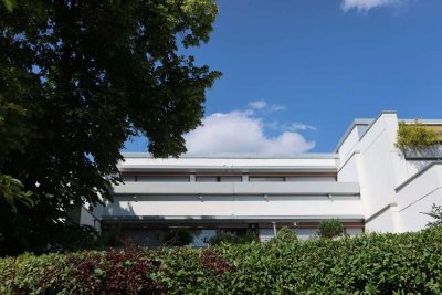 Ein Traum! Modernisierte 2-Zi.-Wohnung mit großer Dachterrasse in Süd/West-Lage!