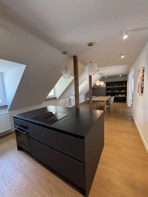 *Hochwertig möblierte 3-Zimmer- Wohnung mit Marktblick!*