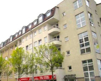 Große 2-Raum-Wohnung mit Balkon und Aufzug in zentraler Lage sucht Sie!