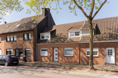Altbau trifft Moderne – Familienfreundliches Reihenhaus mit tollem Garten zu verkaufen.