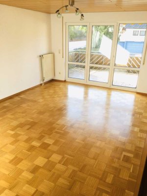 Helle 3,5-Zimmer Wohnung mit EBK, großem Balkon und Terrasse in Allmersbach i. T.