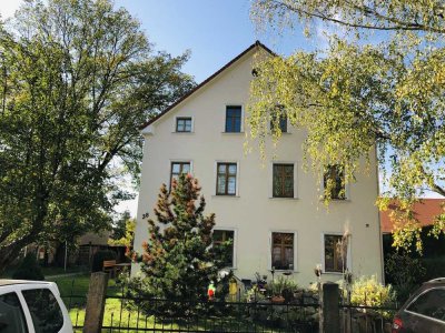 Hier kann man die Ruhe genießen: gemütliche 2-Raumwohnung im 1. Obergeschoss mit Einbauküche!!