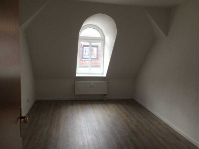 * Vermietete und günstige DG 3-Zimmerwohnung mit Wannenbad, EBK und Laminat in ruhiger Lage! *