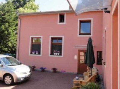 * Schöne & Helle 2 Zimmer DG-Wohnung * Einbauküche* Remise * Stellplatz *