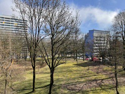 Bogenhausen: Große, helle 4-Zimmer-Wohnung mit Balkon