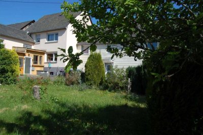 "VIEL PLATZ FÜR DIE FAMILIE - INTERESSANTES IMMOBILIENANGEBOT IN SONNIGER ORTSRANDLAGE"