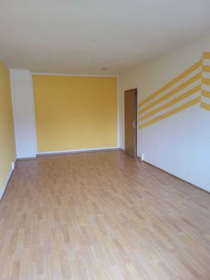 2 Raumwohnung mit großzügiger Küche + Dusche + Balkon + Aufzug + Kautionsfrei!