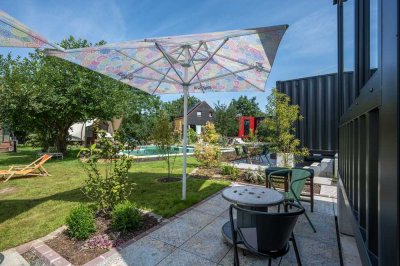 Schickes Wochenendhaus aus umgebauten Seecontainern in Toplage mit Pool.