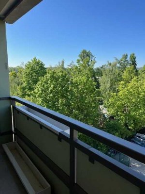 Großartiger Aussicht! Interessante 3-Raum-Wohnung mit großer Küche und viel Platz zum Leben!