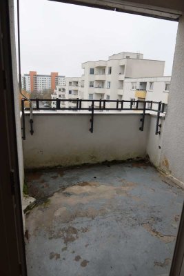 Renovierte 2-Zimmer-Wohnung mit Balkon im 6. OG in Berlin-Lichterfelde