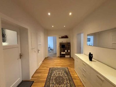 Modern möblierte 4 Zimmerwohnung mit Balkon nähe Holzhausenpark