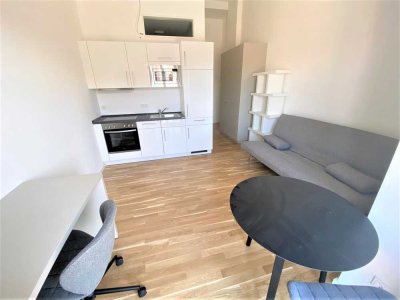 Sehr helle möblierte Dachgeschosswohnung mit Klimaanlage und EBK! Direkt an der Spree!