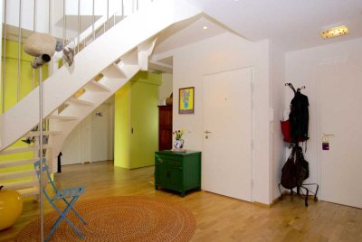 Großzügige Altbau-Wohnung im Dachgeschoss mit Luxusausstattung!