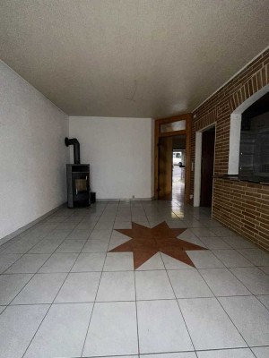 gemütliches Haus mit einer Terrasse zum Garten