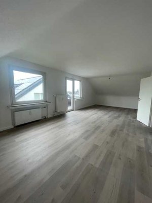 Frisch renovierte DG-Wohnung mit Balkon
