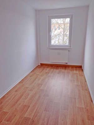 4-Raum-Wohnung mit Badewanne, Balkon und 2 PKW-Stellplätzen! Bezug ab 01.10.25 möglich!