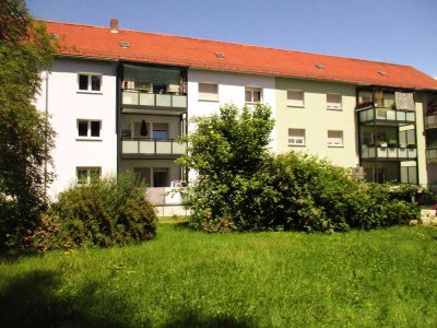 Renovierte 4 – Zimmer Wohnung mit Balkon in modernisierter Wohnanlage!