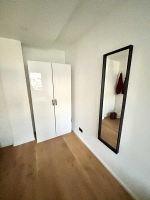 Helles, möbliertes, frisch saniertes WG-Zimmer in zentraler Lage mit guter ÖPNV Anbindung