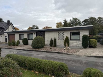Bungalow mit Einliegerwohnung, Garagen und großem Garten